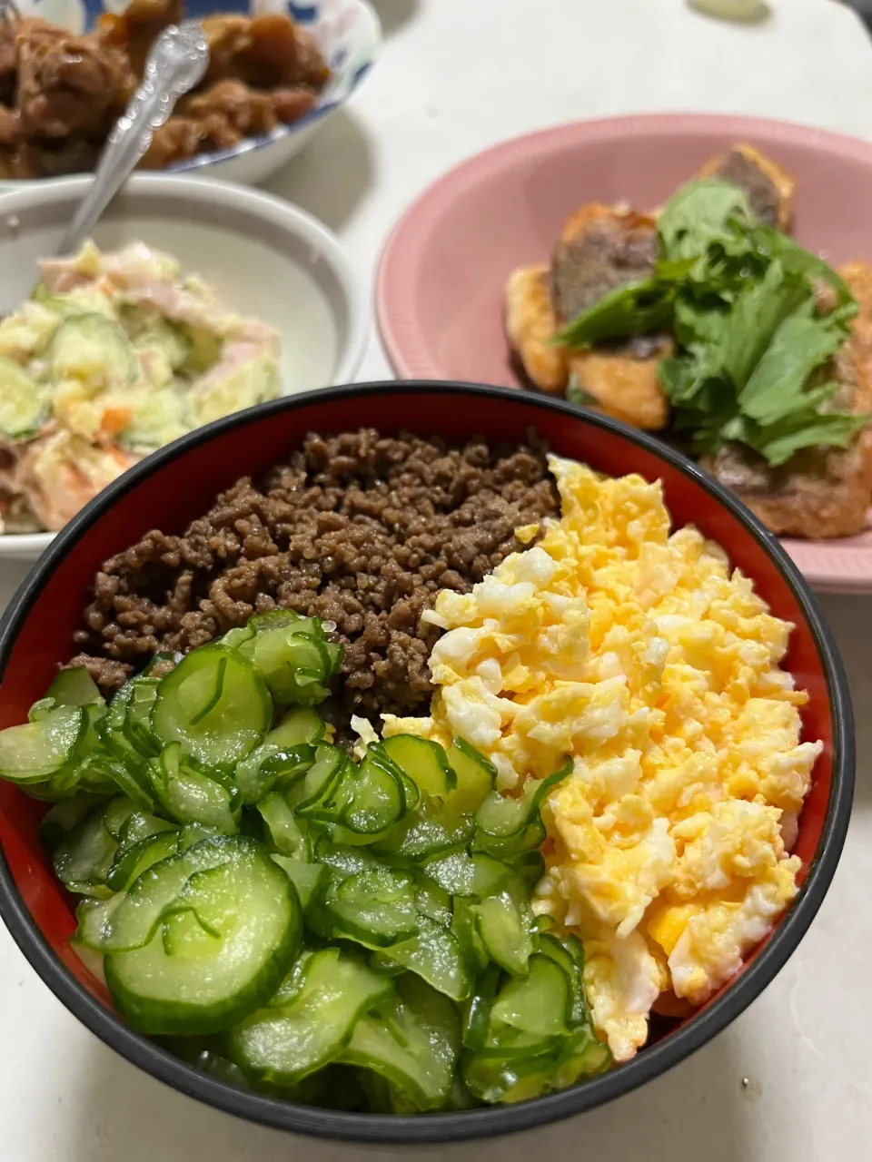 三食丼と鯛のポワレ😋|ささるみさん