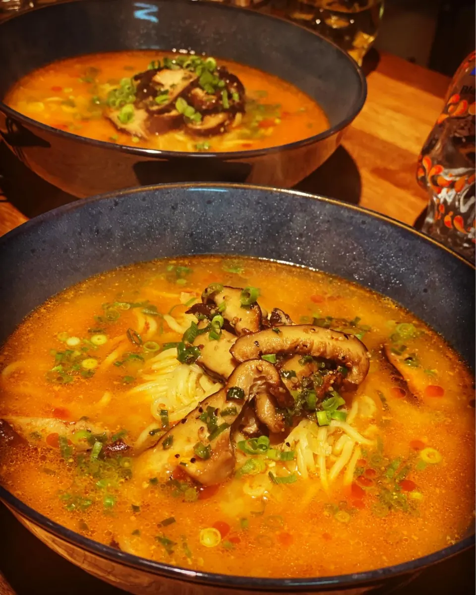 Dinner ! Dinner ! 
Miso Based Ramen soup 🍜 Hot & Sour ! With Leeks and chopped chives topped with flat top buttered Mushrooms and fresh noodles 
#ramen #soup #|Emanuel Hayashiさん