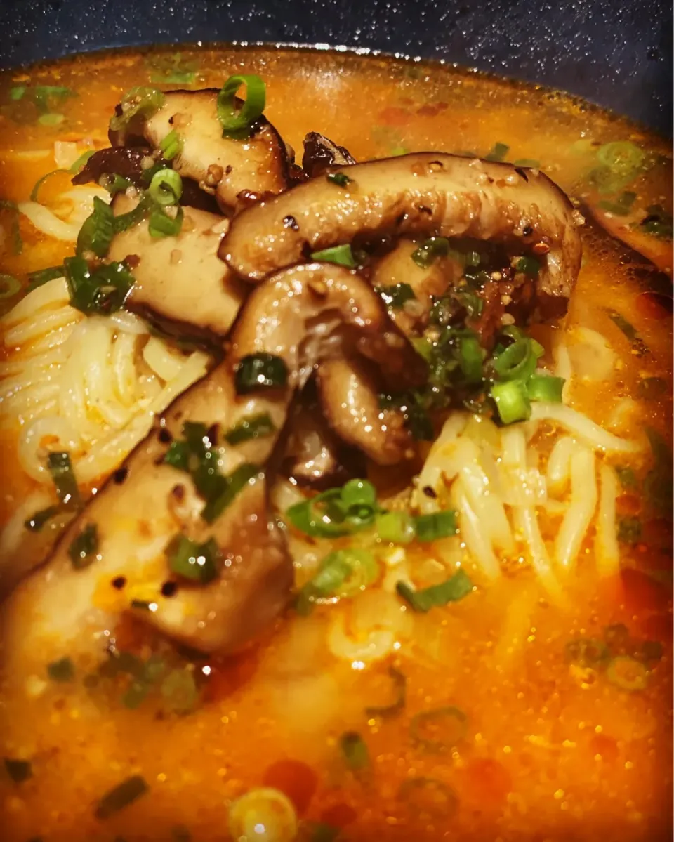 Dinner ! Dinner ! 
Miso Based Ramen soup 🍜 Hot & Sour ! With Leeks and chopped chives topped with flat top buttered Mushrooms and fresh noodles 
#ramen #soup #|Emanuel Hayashiさん