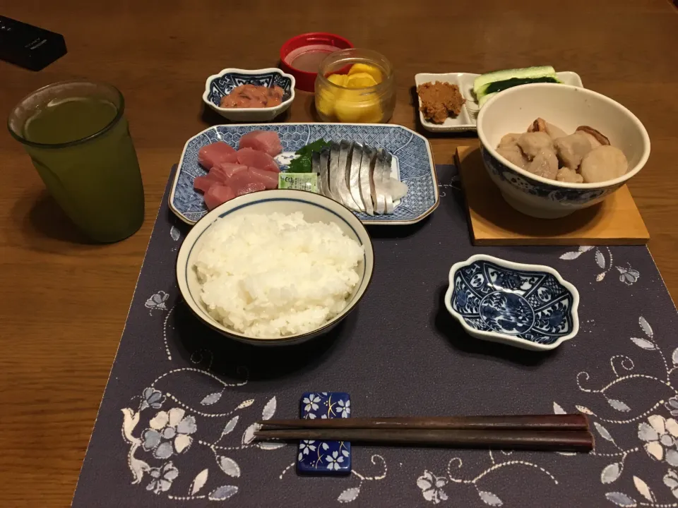 Snapdishの料理写真:鮪、しめ鯖、煮物、名人のみその味噌キュー(夕飯)|enarinさん