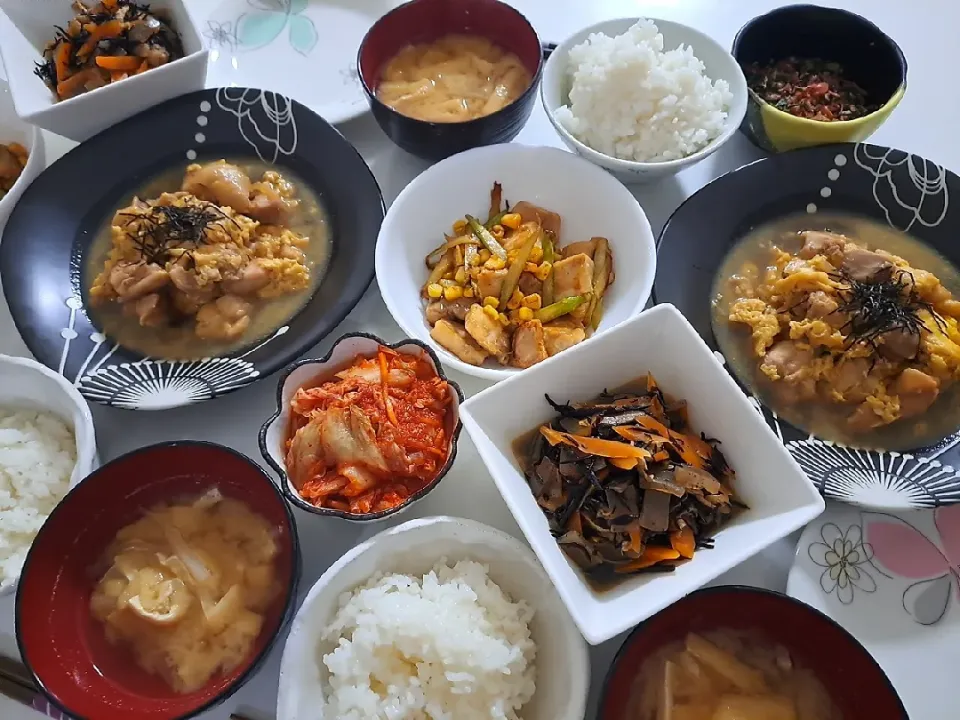 夕食(*^^*)
親子丼の具(←子供達はご飯にのせるのはイヤ❌)
カジキとアスパラコーンのバターソテー
ひじき煮
キムチ
お味噌汁(大根、油揚げ)|プリン☆さん