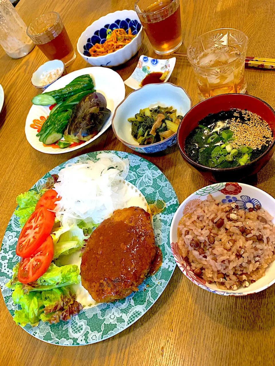 Snapdishの料理写真:ハンバーグ　小松菜と薄揚げの煮たの　赤飯　ワカメスープ　きゅうりと水なすのぬか漬け|あつこさん