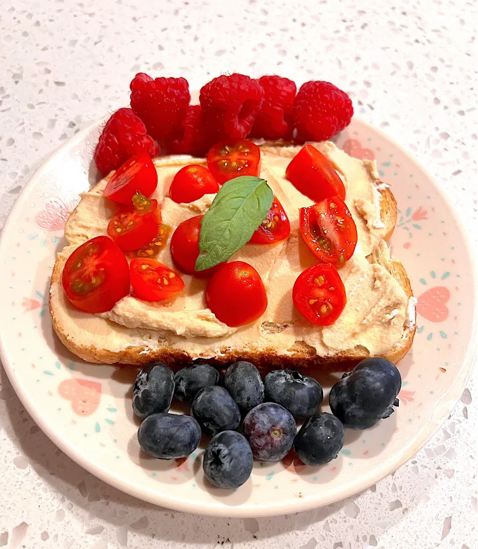 Hummus toast with grape tomatoes, raspberries & blueberries on the side|🌺IAnneさん