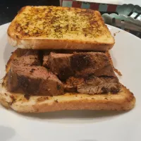 Bavette steak sandwich with garlic bread|Gurpreet Jaswalさん