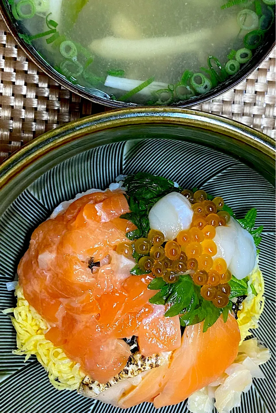 鮭親子の手鞠丼|すくらんぶるえっぐさん