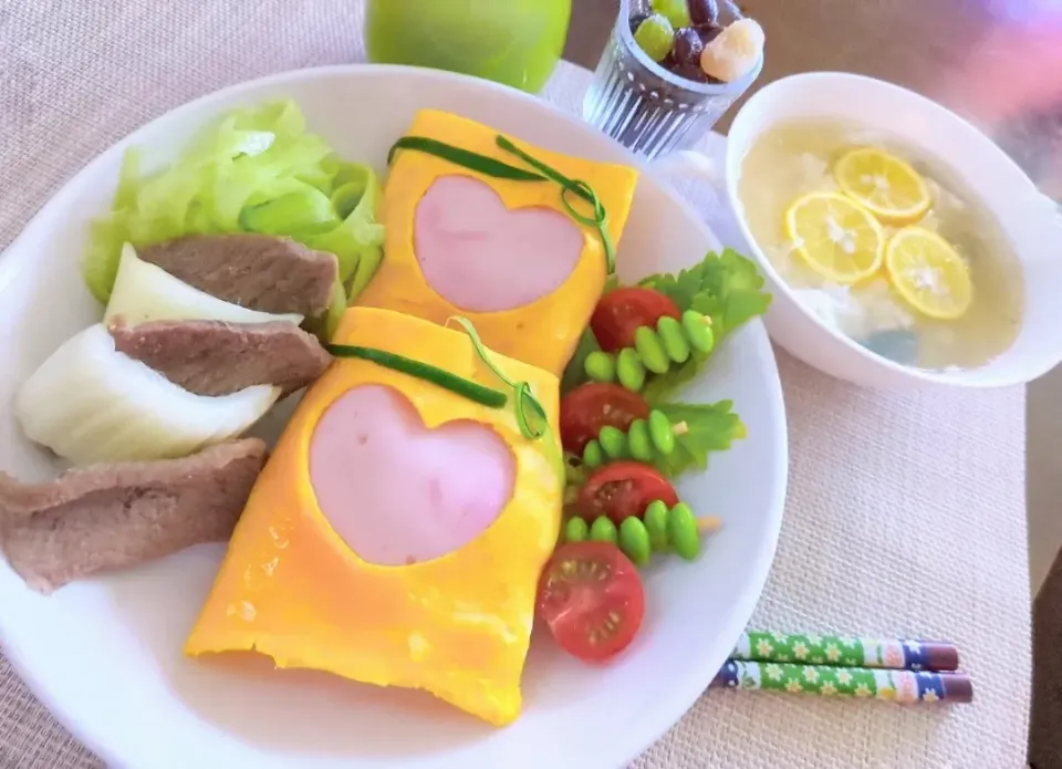 朝ご飯

おはようございます☀
プレゼント風にオムライス作りました♫

五穀米と玉ねぎ人参ピーマンひじきを炒め四角に整えハムのせ、その上に卵焼き敷いてます

ほかは白身卵の酢橘スープとセロリとポークの蒸し焼き
デザートは甘納豆|アカネ💖さん