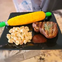 Steak with corn on the cob and pasta salad|Travis Stoneさん