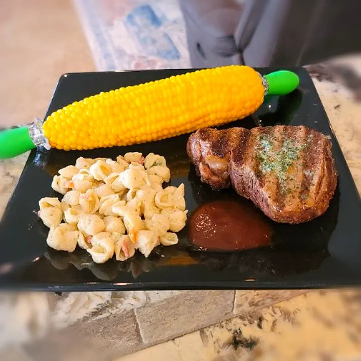 Snapdishの料理写真:Steak with corn on the cob and pasta salad|Travis Stoneさん