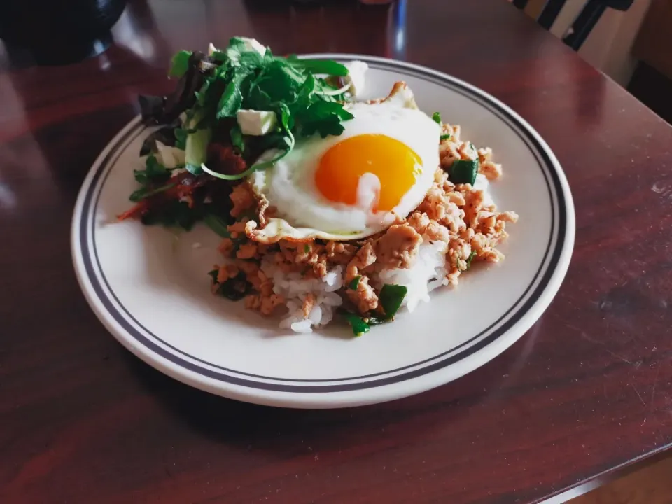 Snapdishの料理写真:ガパオライス＆クリームチーズとデーツのサラダ🥗|semさん