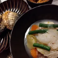 塩麹の肉じゃがと、鯖の塩焼き、ご飯は冷凍してあった煮魚の煮汁で炊き込みご飯
ご飯は案外あっさり
美味しかった|なおさん