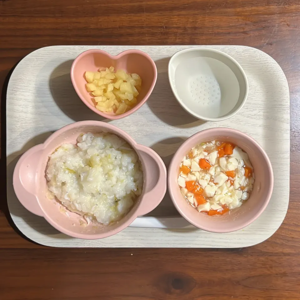 キャベツとしらすの雑炊、もやしとにんじんと豆腐のみそ汁、りんご、湯冷し|km2571さん