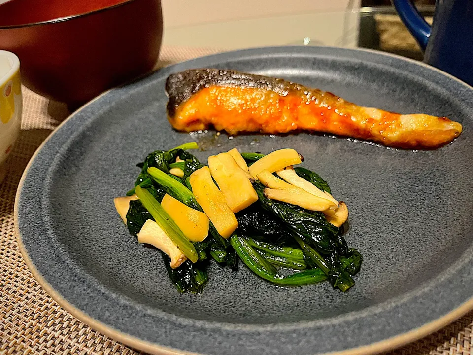 しゃけの甘辛ソテー🐟&ほうれん草とエリンギのバター醤油炒め✨🍄🥬|あちゃこさん