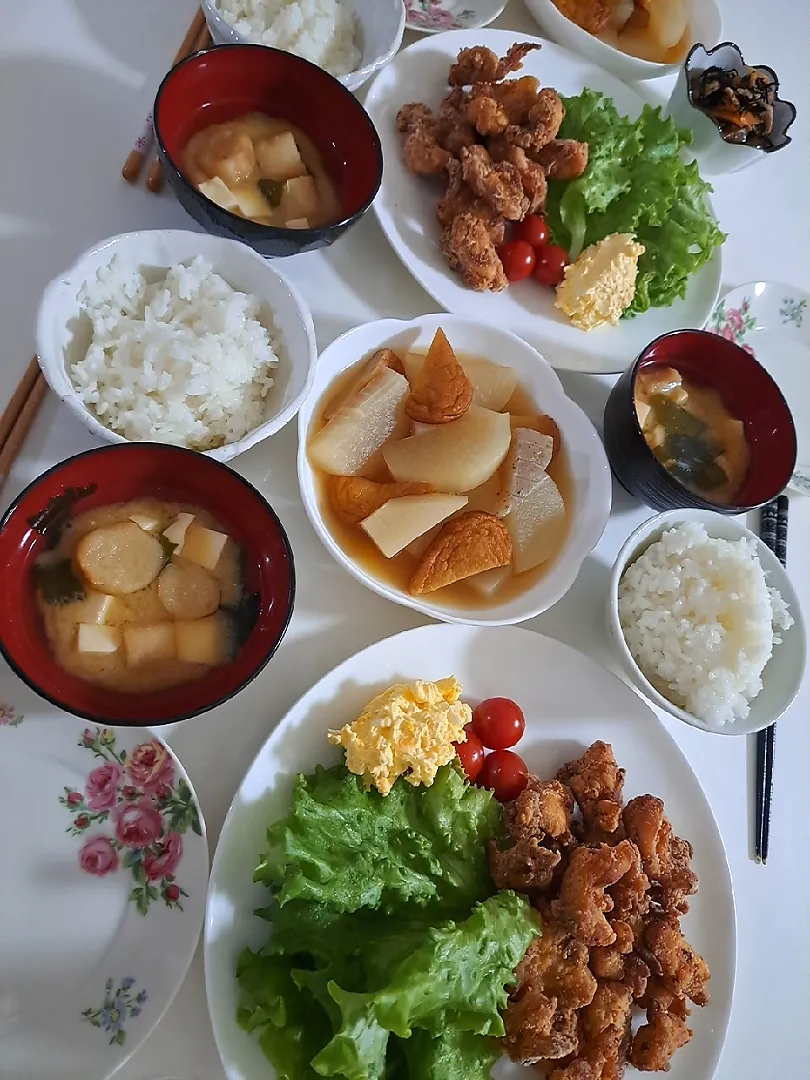 夕食(*^^*)
唐揚げ&サラダ🥗
大根とさつま揚げとこんにゃくの煮物
ひじき煮
お味噌汁(お麩、豆腐、ワカメ)|プリン☆さん