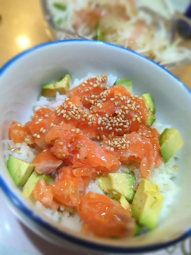 アボカドとサーモンのポキ丼🥑 ´-😋|みぽりん♪さん