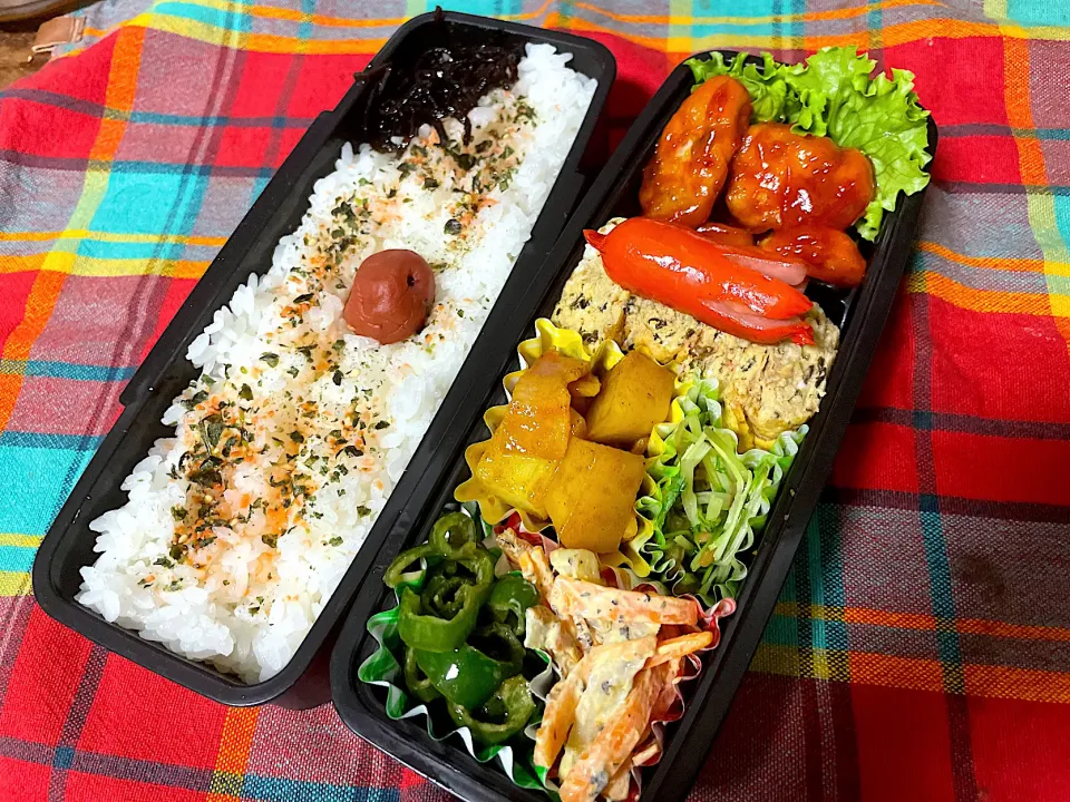 お弁当★鶏のチリソース、梅おかか卵、ピーマンのみそ炒め、にんじんとちくわのゆかりマヨ、じゃがいもとベーコンのカレー煮、水菜のなめたけ和え|ハルさん