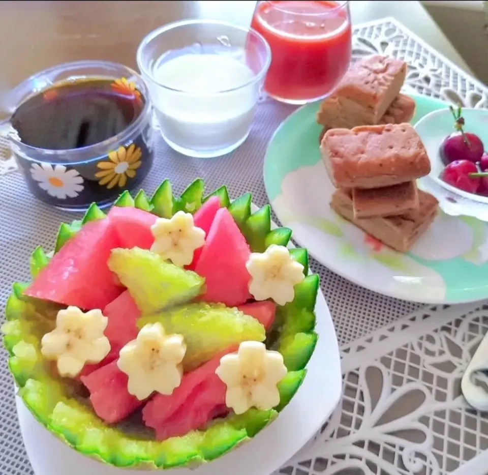 朝ご飯

おはようございます

メロンの皮にザクザク入れただけのフルーツ朝ご飯です♫

ほかはトースト、チェリー、トマトジュース、ヨーグルト、珈琲|アカネ💖さん