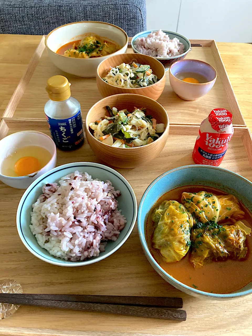 ロールキャベツ🤍春雨サラダ🤍卵かけご飯🤍雑穀入り五分づき米ご飯🤍ヤクルト1000(人´∀`)♪|さくたえさん