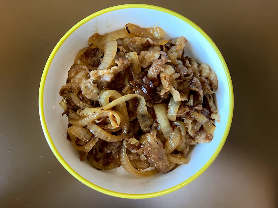 Snapdishの料理写真:牛肉玉ねぎ炒め丼|ばーさんさん