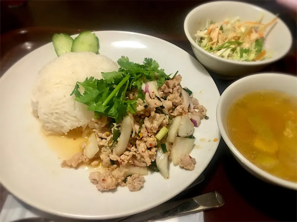 ラープごはん  ライムの酸味が爽やかで梅雨時にはピッタリ。何気に玉ねぎの食感が良い仕事してます！|リフルシャッフルさん