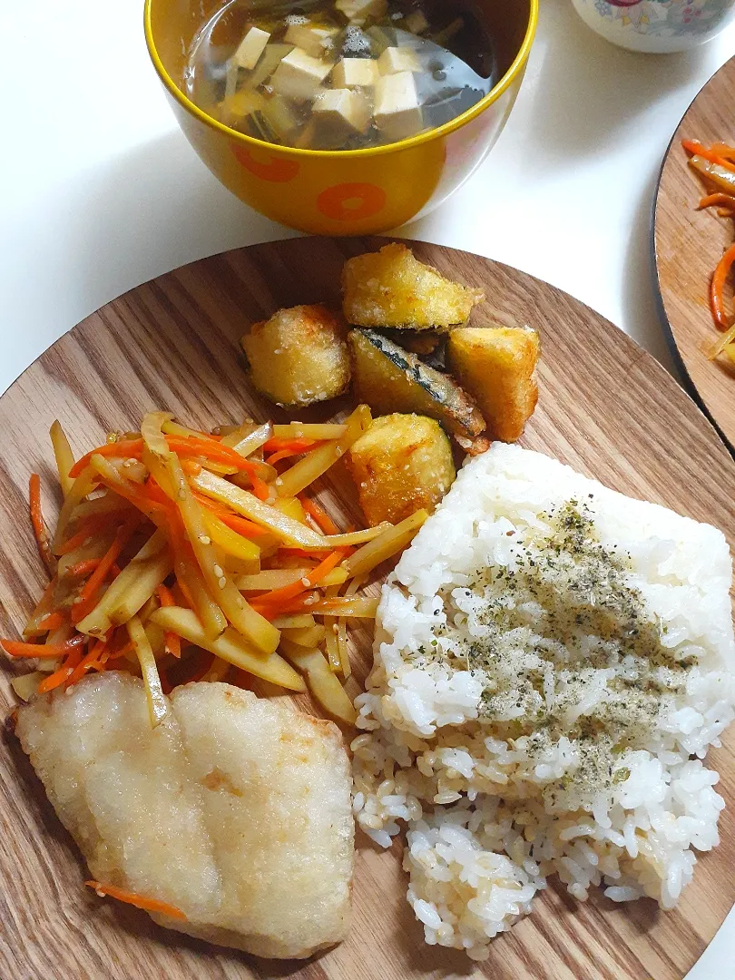 ☆夕飯☆鰈竜田揚げ、ズッキーニ唐揚げ、じゃがいも金平、ごはん、すまし汁|ｼｮｺﾗさん