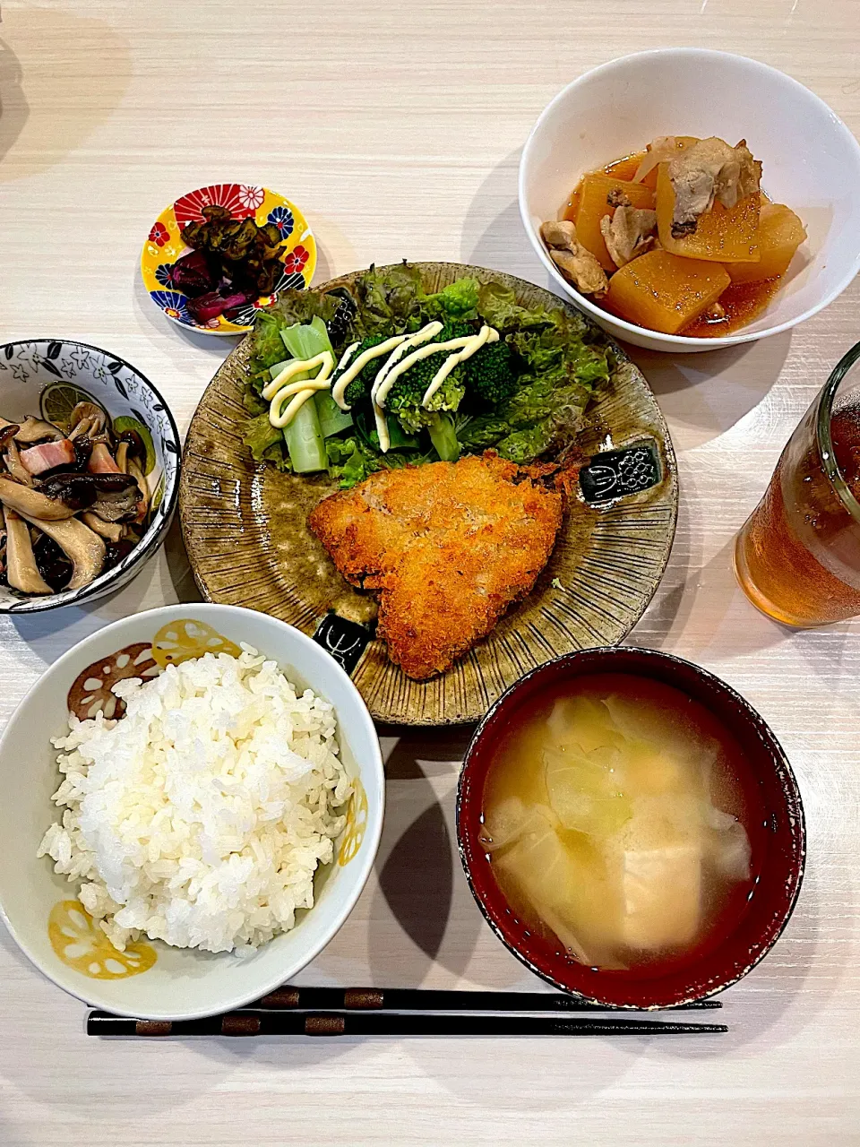 アジフライ　大根と鶏肉の煮きのことベーコンの炒め物　漬物　ご飯　味噌汁|キヨさん