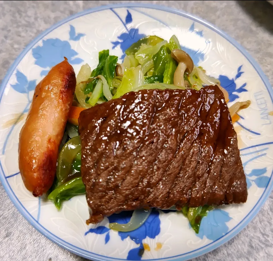 牛もも肉。野菜炒め。ウインナー。|郁ちゃんさん