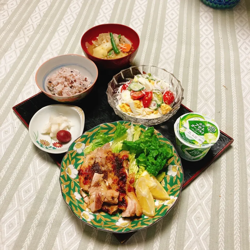 grandmaの晩ごはん☆ 今夜は昨日のソーメンでソーメンサラダ､鶏肉の塩麹焼き、お味噌汁には切り干し大根と夏野菜…|kaoriさん