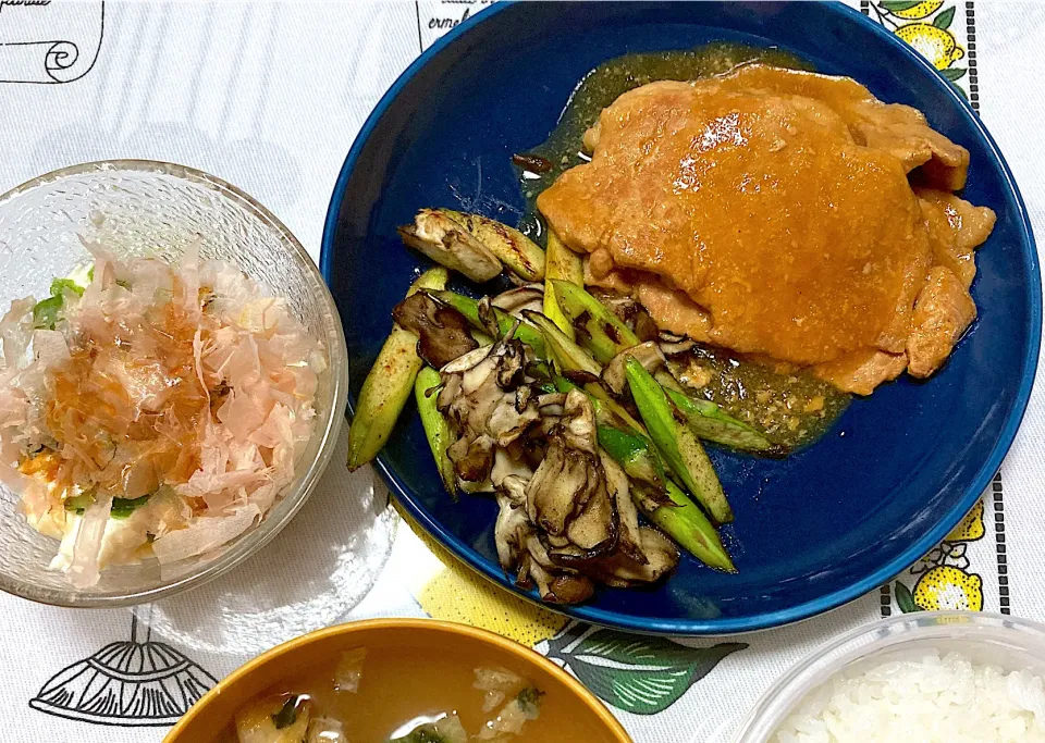 豚の生姜焼きとアスパラ舞茸炒め|おまめさん