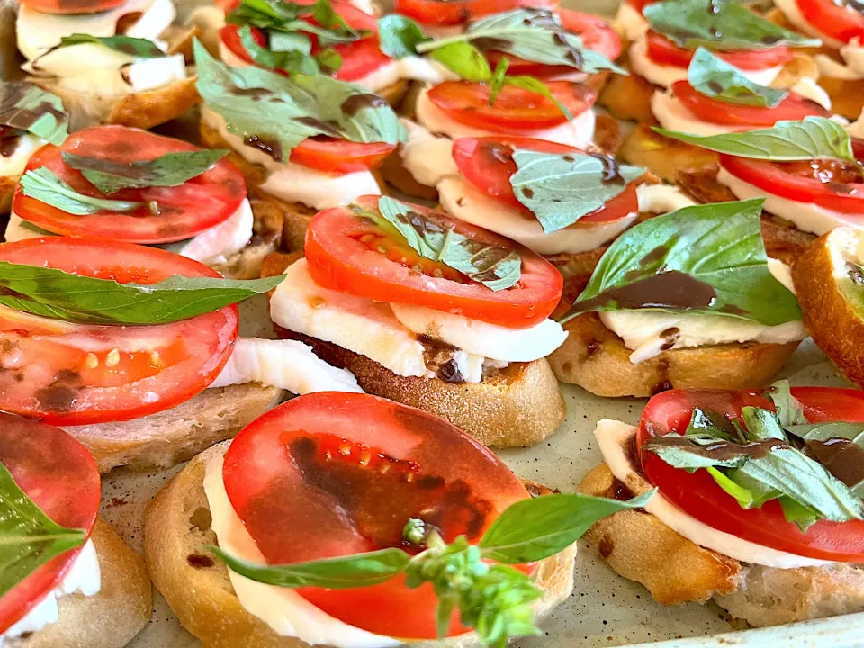 Mozzarella, tomatoes and basil toast with basalmic vinaigrette|Laki Maikaʻiさん