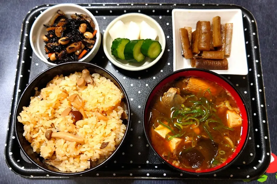 Snapdishの料理写真:今日の朝ごはん（きのこの炊き込みご飯に、ぶりのあら汁、ごぼう煮、かぶときゅうりの浅漬、ひじき煮）|Mars＠釜飯作り研究中さん