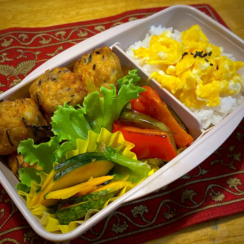 ひじきボールと、レタスとかぽっコリーのサラダと、焼き野菜と、玉子のせご飯弁当|もえさん