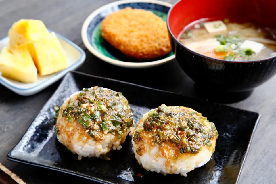 ネギ味噌焼きおにぎりとお味噌汁|マユマユさん