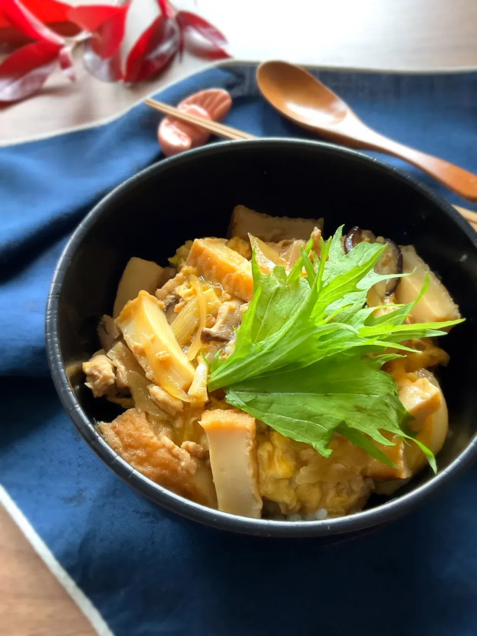 Snapdishの料理写真:鶏ひき肉と絹揚げde親子丼|スイーツポテトさん