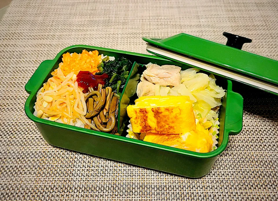 Snapdishの料理写真:旦那さん用夜勤弁当🍱✨彩り野菜のナムル🥬&鶏肉とキャベツの塩にんにく蒸し🐓&甘い卵焼き🥚✨|あちゃこさん