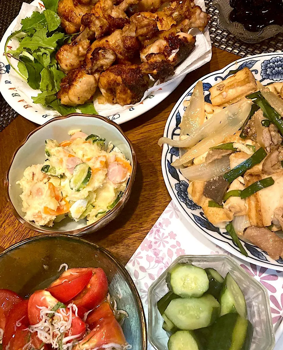 自炊　おかず　唐揚げ　ポテトサラダ　トマトのサラダ　きゅうりの浅漬け　中華風炒め　黒豆|みんさん