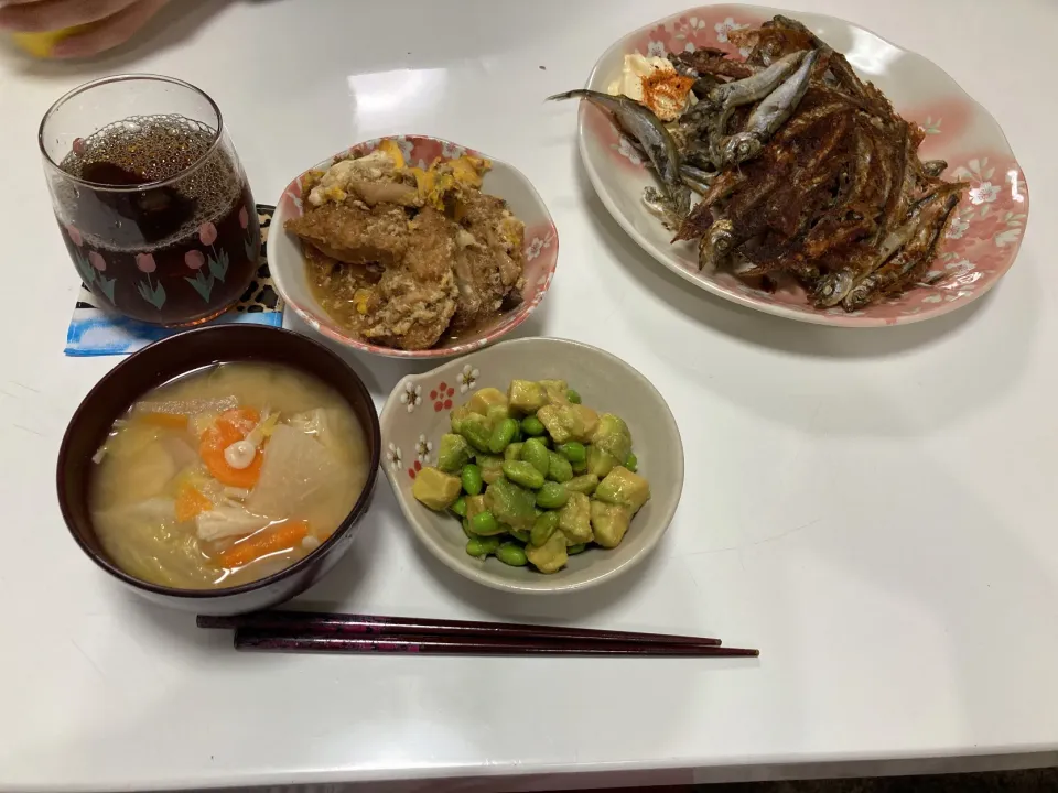 晩御飯٩( ᐛ )و☆ししゃも☆カツとじ☆アボガドと枝豆のワサビ醤油☆みそ汁（白菜・えのき・大根・人参）|Saharaさん