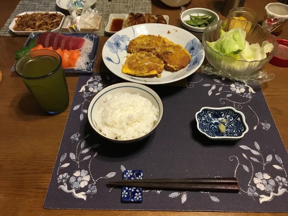 Snapdishの料理写真:鮪とサーモンのお造り、卵とじ、焼き餃子(夕飯)|enarinさん