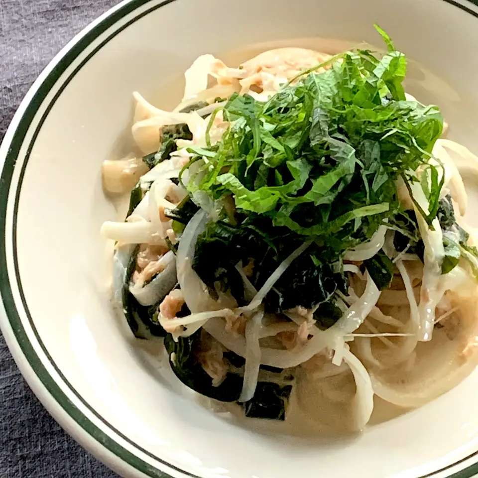 Snapdishの料理写真:🧅新玉ねぎとわかめのマヨポンサラダ🥗|ユッキーさん