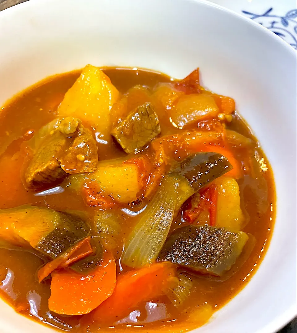 炊飯器で柔らかくなった牛すね肉のトマトたっぷりスパイスカレー😋✨💕|てるみさん