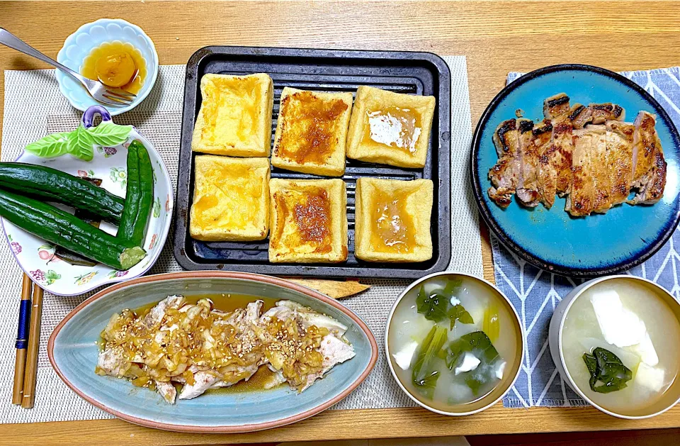 Snapdishの料理写真:鶏ハムの自家製新玉ドレッシング🧅、豚の梅酢ソテー🌸、梅味噌で焼きあげ、豆腐と新玉ねぎと小松菜の味噌汁、今井真実さんの梅アールグレイ|1614さん