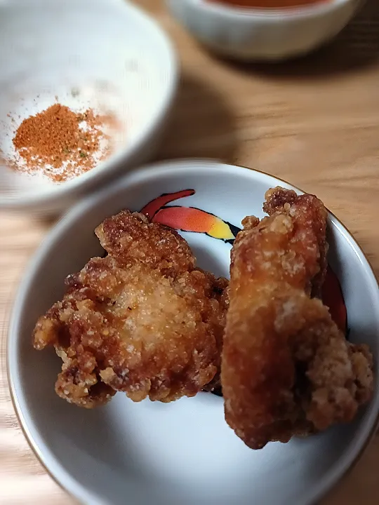 狸の宴シリーズ
ある日の和食
皆様に乾杯‼️🍻>(・∀・)っ🍶 

[先付]
生おくらのおかか和え
[向付]
旬の鰹の御造り
[箸休め]
穴子と胡瓜の酢の物、りやくいか
[炙り物]
穴子の炙り

[酒の肴]
鶏の竜田揚げ←写真

豚肉の湯引き(四川風)|タヌキさん