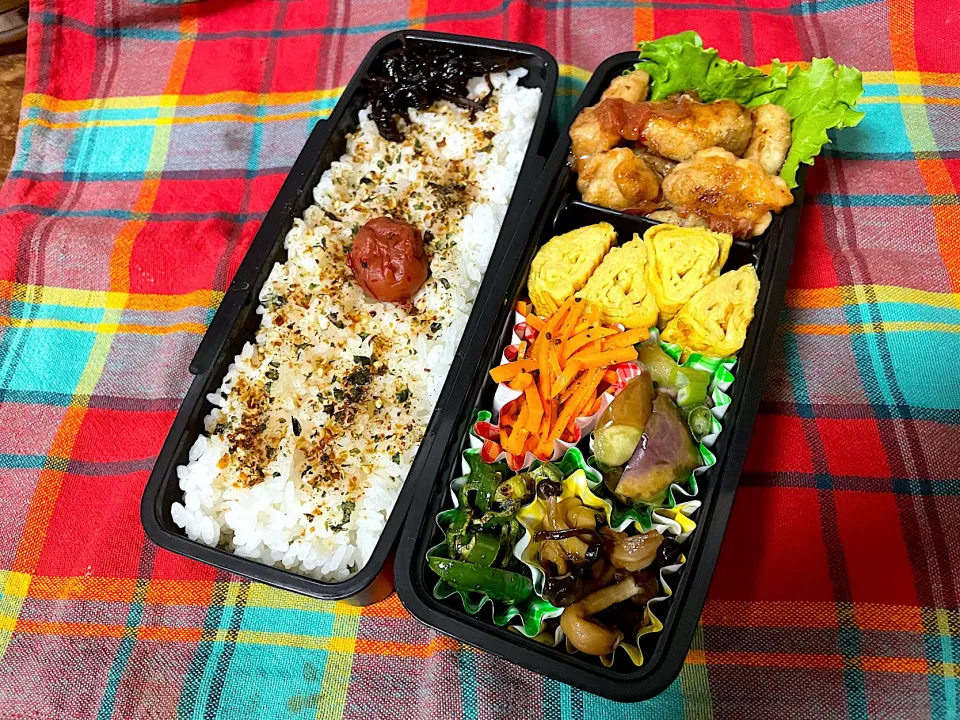 Snapdishの料理写真:お弁当★鶏の梅ぽんソテー、卵焼き、ピーマンのマヨカレー炒め、にんじんのサラダ、しめじの塩昆布煮、なすの柚子胡椒蒸し|ハルさん