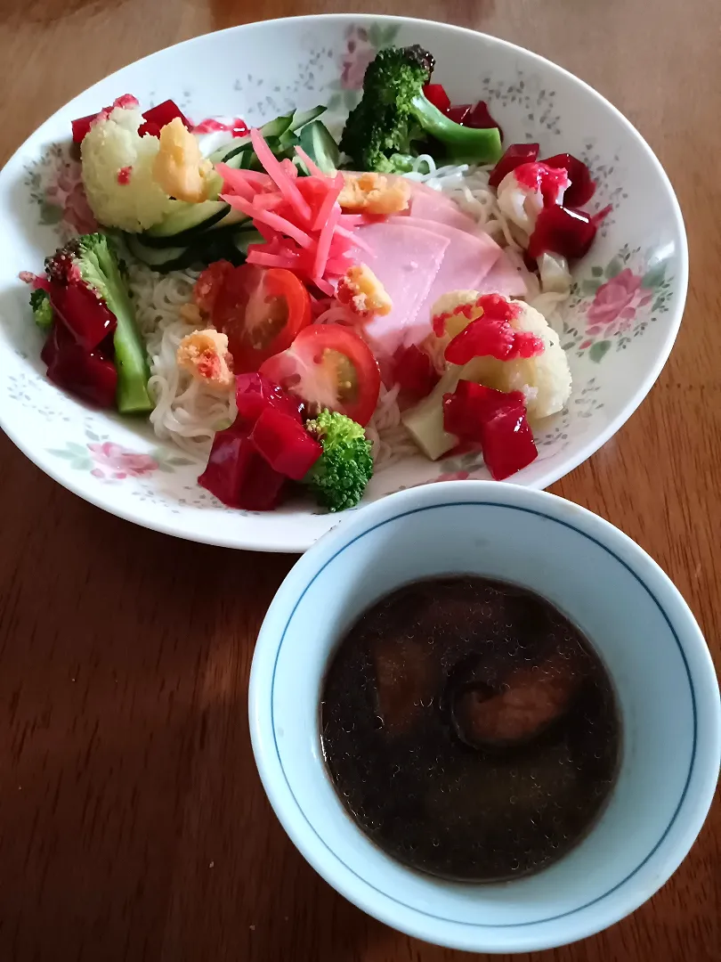 カリフラワーとブロッコリーのビーツをかけた鴨だしそうめん🙂|はるchanさん