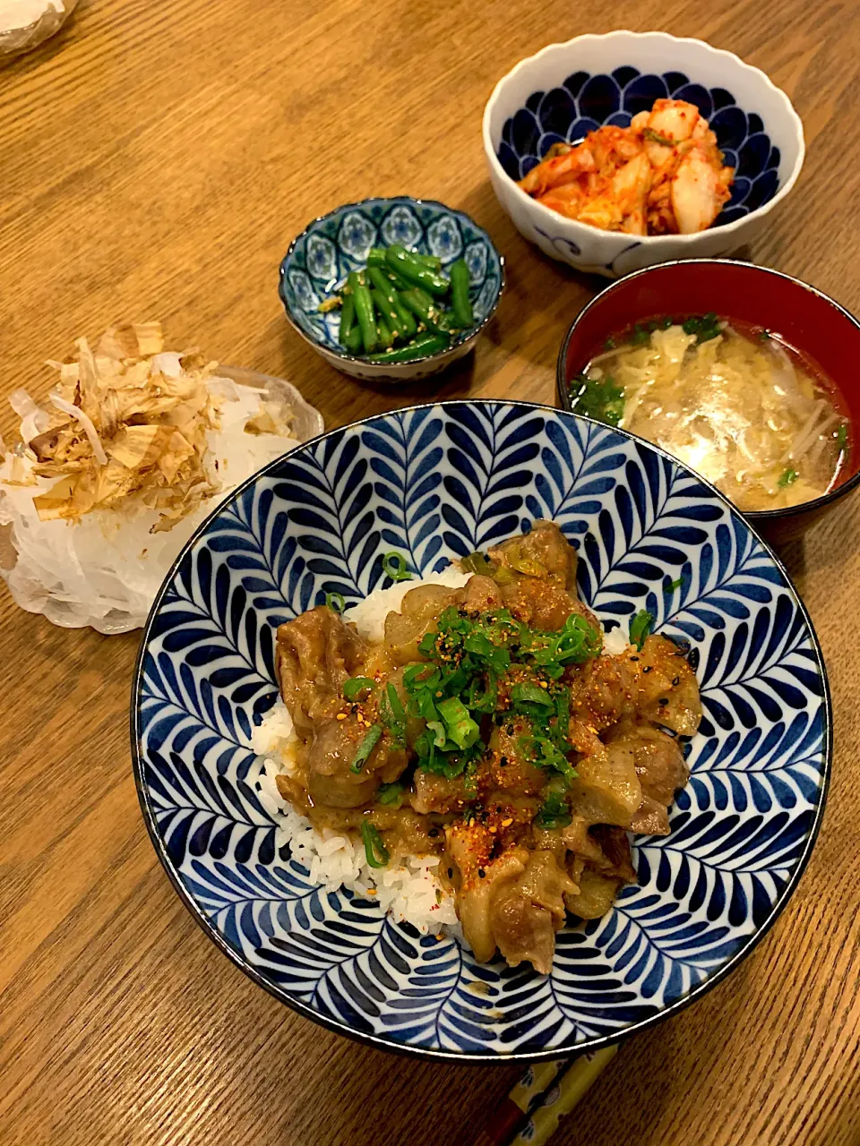 すじ肉の味噌煮込み丼　エノキと卵のスープ　インゲンの和物|あつこさん