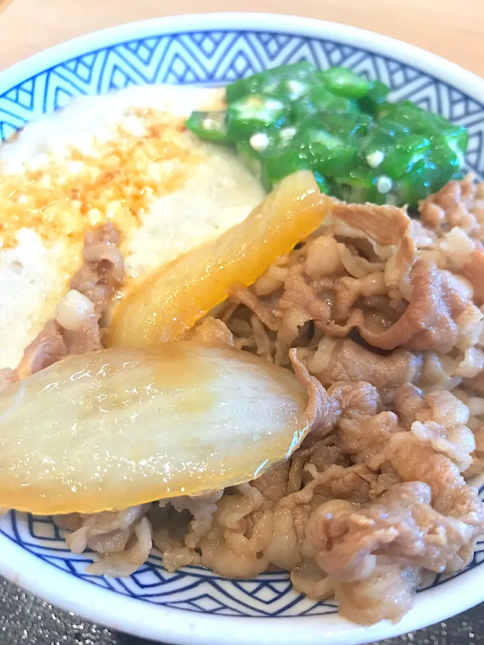 Snapdishの料理写真:牛麦とろ丼|saturnさん