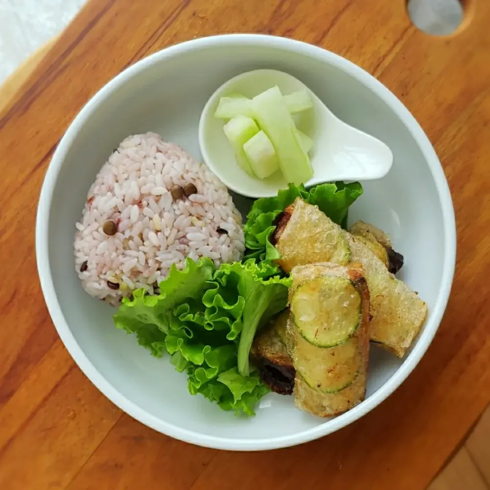 玄米 雑穀 レンズ豆のおにぎり、スイカの皮の浅漬け、夏野菜と鰻のチャーゾー|mi_neneco♪さん