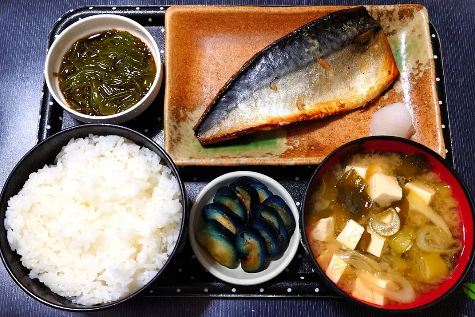 今日の晩ごはん（ごはんは高知県産コシヒカリに鯖の西京漬、めかぶポン酢、長ねぎと豆腐のみそ汁、水なすのぬか漬け）|Mars＠釜飯作り研究中さん