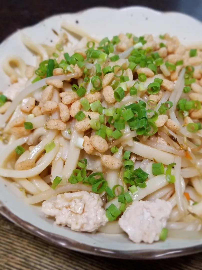 パパ作👨鶏ひき肉の焼きうどん|ぱんだのままんさん