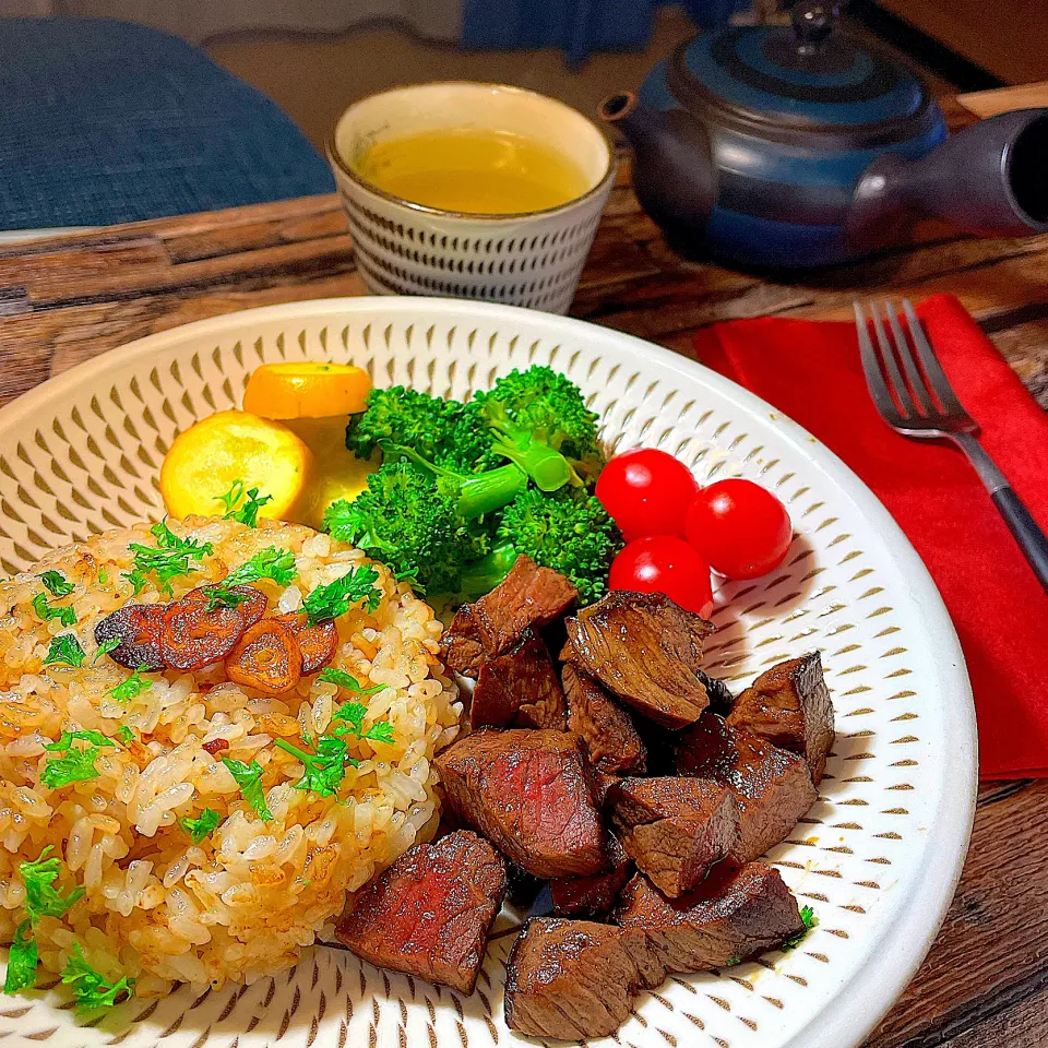 ガーリックライスとガーリックの効いたサイコロステーキのワンプレート🥩🍚🍽️|S の食卓2さん