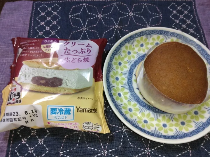 Snapdishの料理写真:クリームたっぷり生どら焼き|よっちびやばんぶーさん